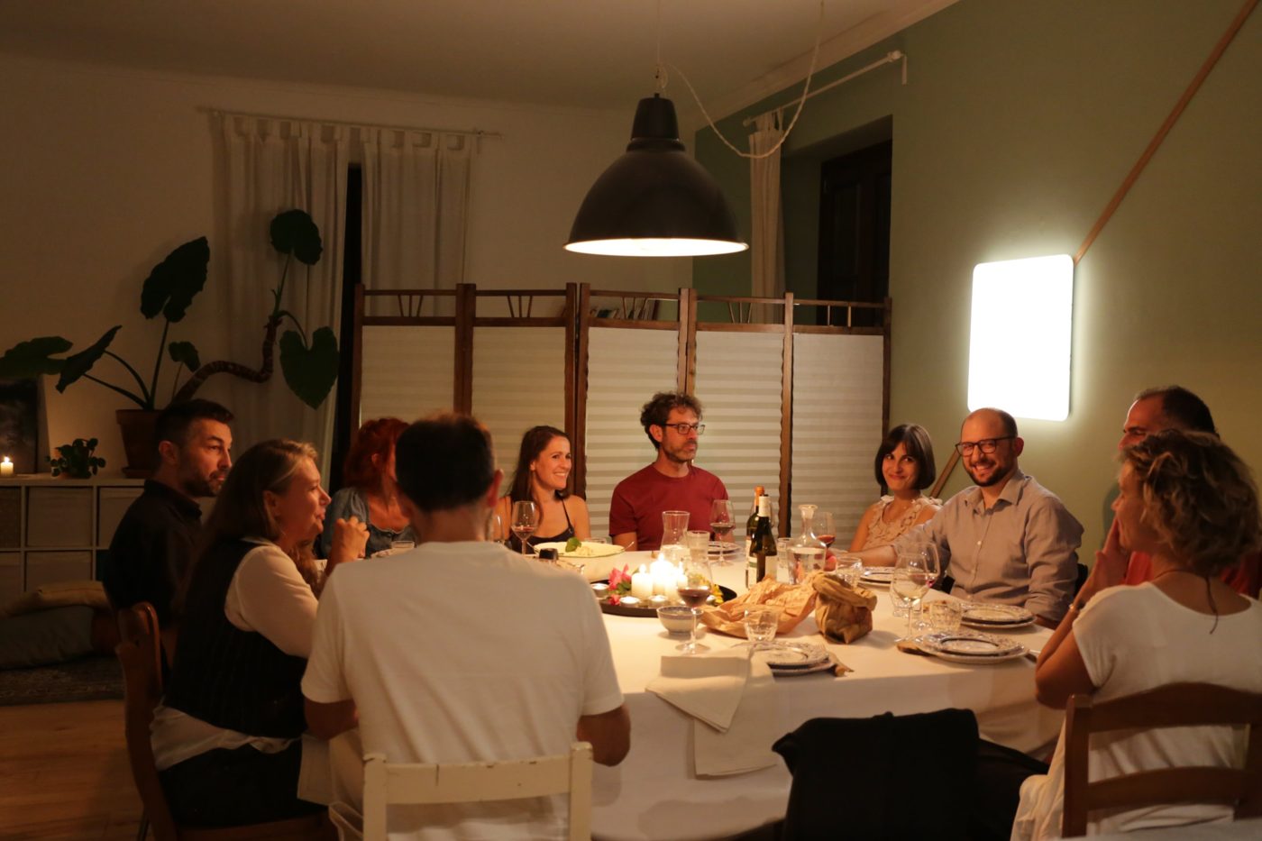 La tavola della prima Cena in Silenzio, a lume di candela